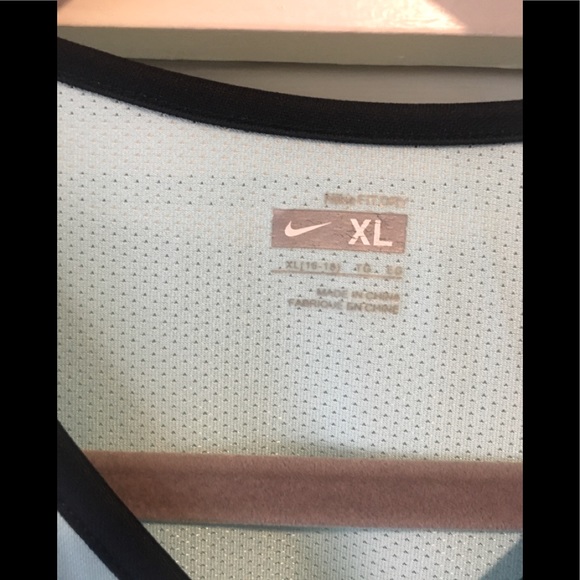 Nike women’s light turquoise athletic top - Picture 3 of 9